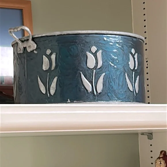 Tulip Design Low Profile Tulip Navy Blue Galvanized Metal Tub Planter 9” Terrain